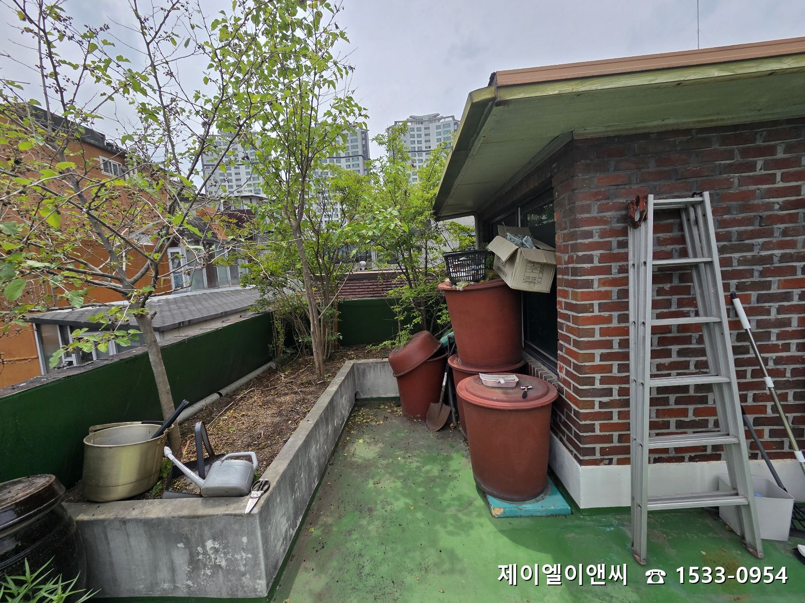 대치동 다가구주택, 화단에서 시작된 아래층 누수 현장입니다.