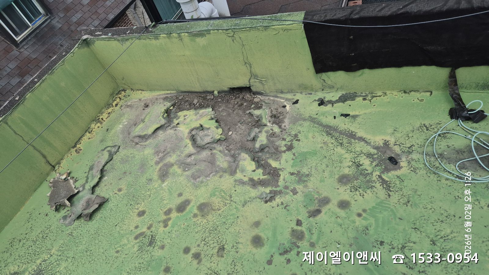 대치동 우레탄방수 시공 전, 기존 바닥의 들뜸 현상 확인.