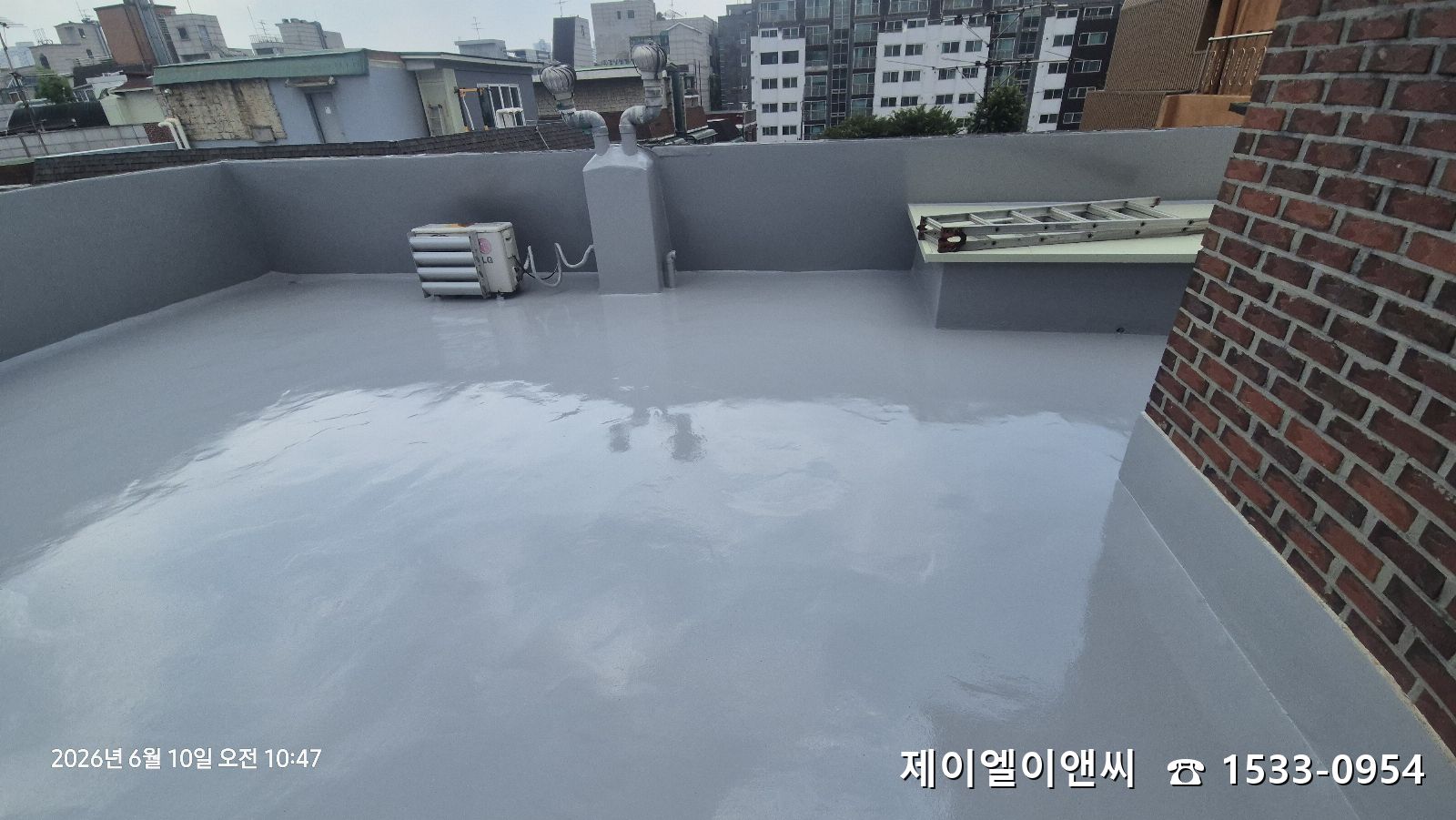깔끔하게 완성된 대치동 옥상 우레탄방수, 마지막 상도 작업입니다.