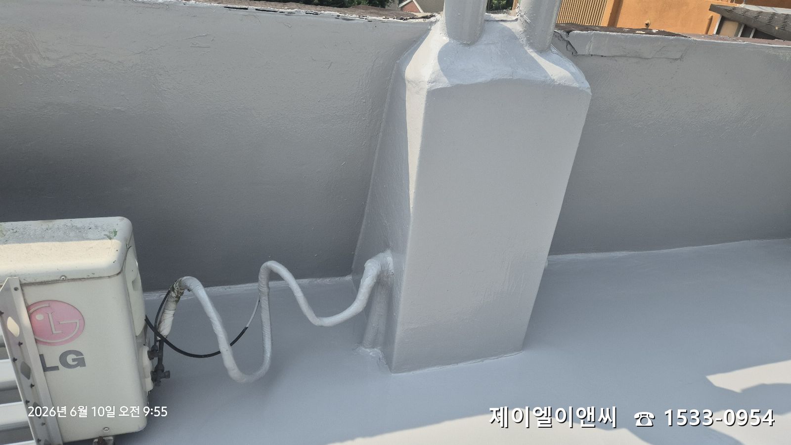 대치동 옥상 통기 배관 주변, 우레탄방수 마감으로 틈새 없이 시공.