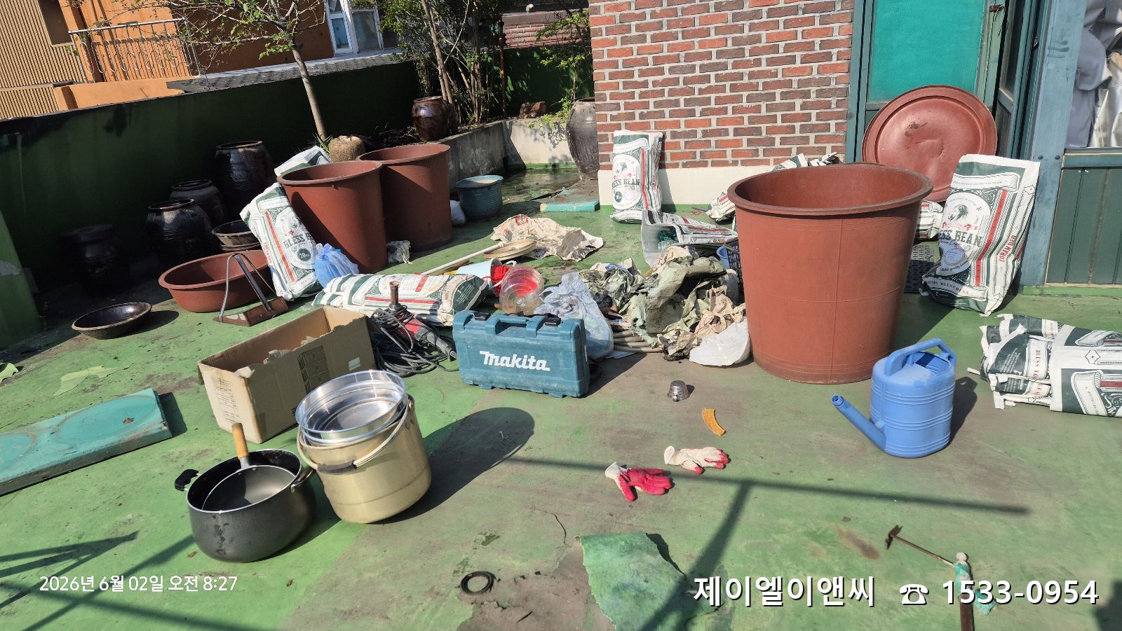 대치동 우레탄방수 공사 후 발생한 폐기물을 깨끗하게 처리 중입니다.