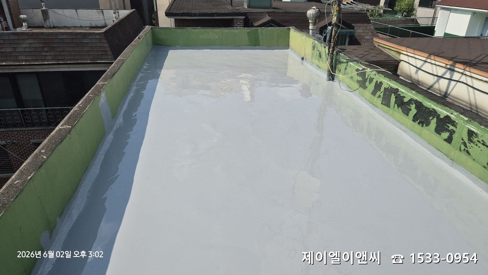 대치동 다가구주택 옥탑, 우레탄방수 중도 작업으로 두께를 더합니다.