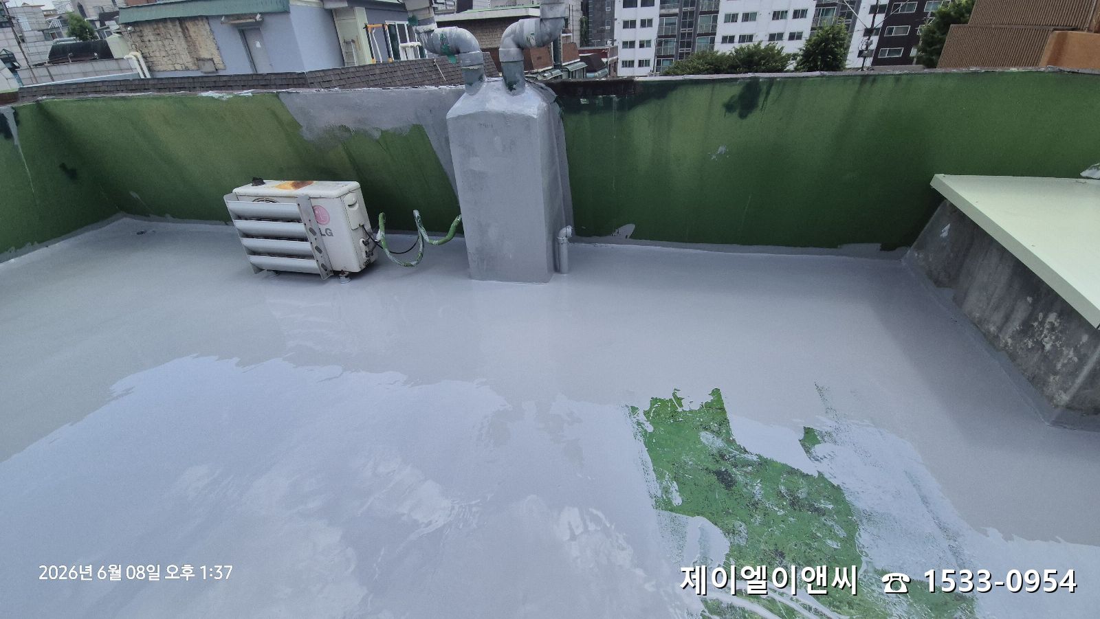 대치동 옥상 방수, 우레탄 중도 작업으로 견고한 방수층을 만듭니다.