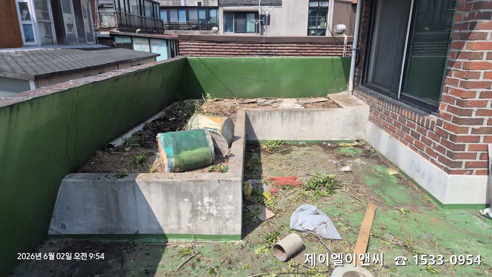누수 원인이었던 대치동 다가구주택 화단을 안전하게 제거 중입니다.