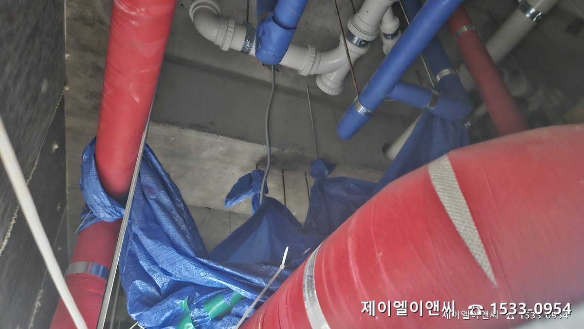 비 오는 날 새는 물을 받아내던 천막