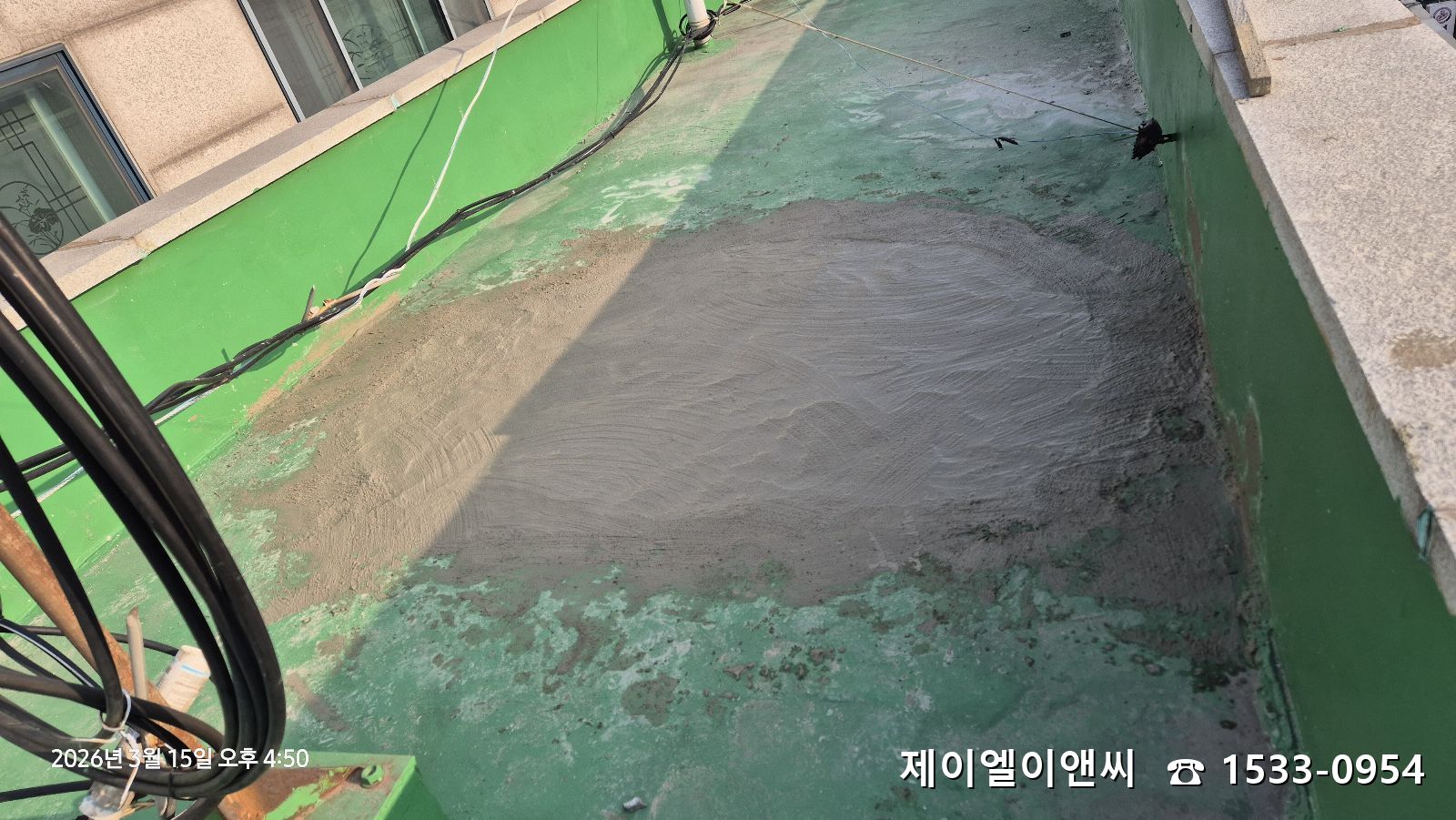 바탕조정재 도포로 물매 개선, 개봉동 옥상 방수 성능을 높입니다.