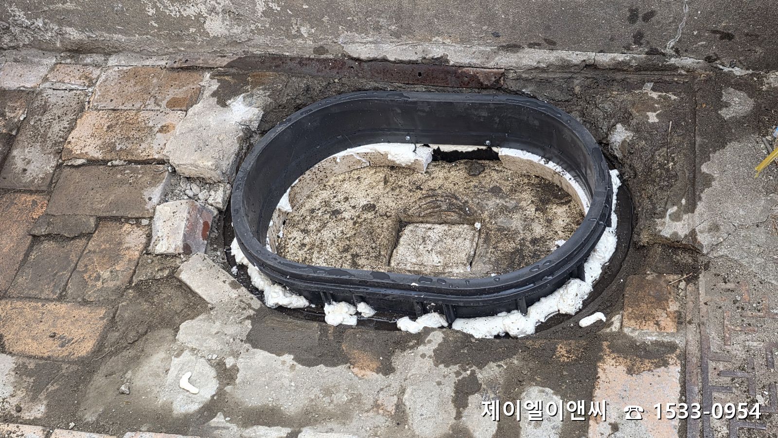 침하된 수도맨홀 인상링 임시고정, 개봉동 방수 공사의 세심한 디테일