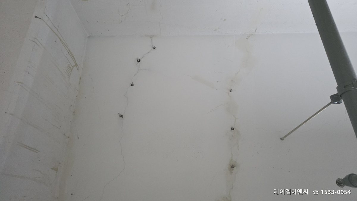 지하주차장 천장 균열을 따라 주입 패커를 설치한 모습