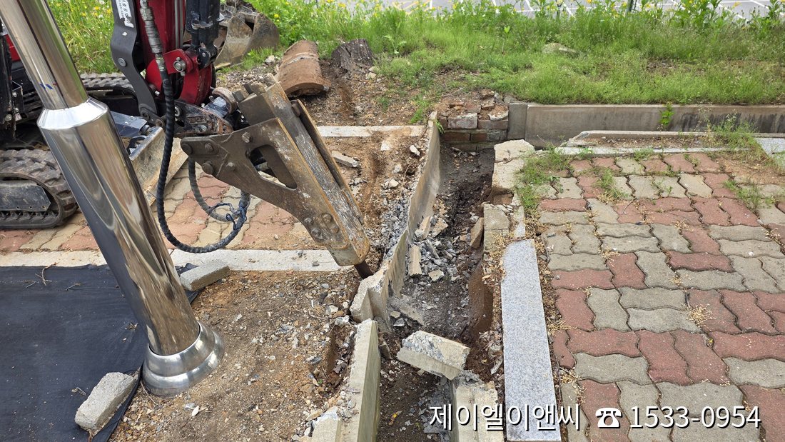 파손된 기성품 측구 철거 — 미생물연구소