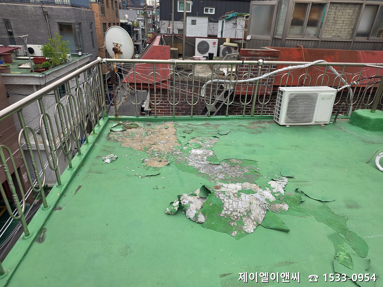 옥상 방수층이 넓게 벗겨져 조각나 있는 실제 박리 하자 전경
