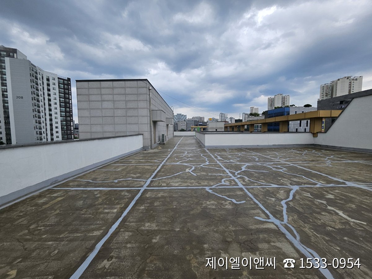 옥상 바탕의 크랙을 하나하나 실링재로 충전 처리한 시공 사진