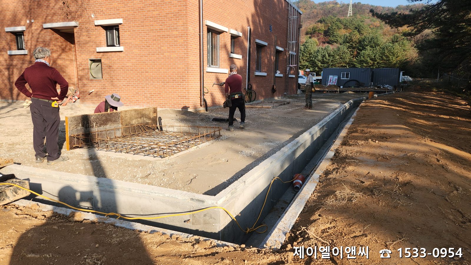 완성된 현장 타설 측구 - 포천 군부대