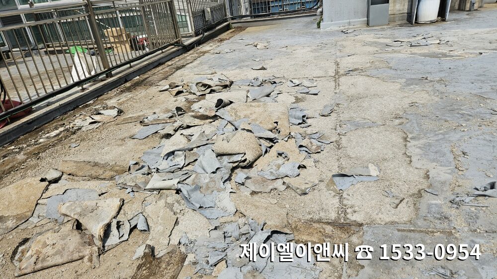 오래 방치된 옥상의 기존 방수층이 통째로 들떠 벗겨진 실제 현장 사진