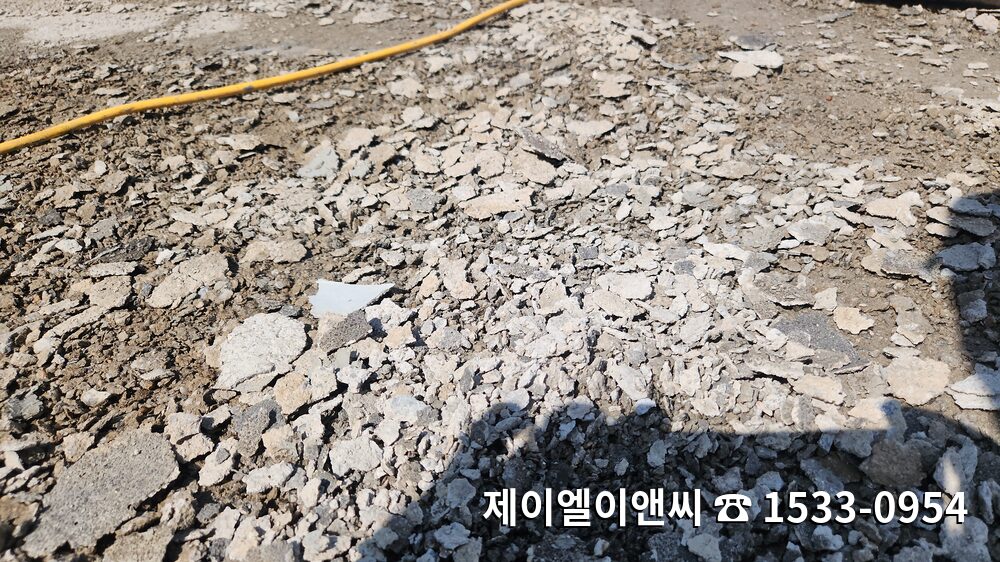방수층을 걷어내자 드러난, 부슬부슬 박리된 옥상 콘크리트 바탕면